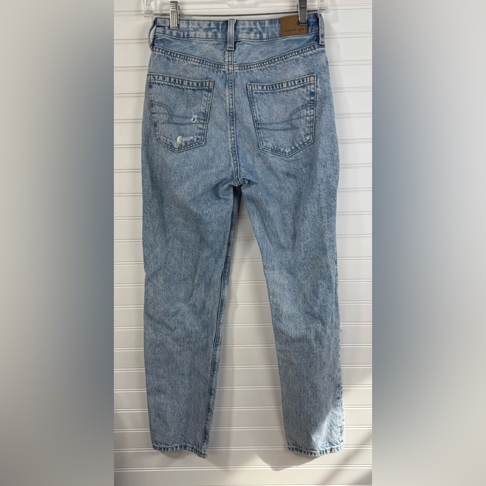 American Eagle women’s Mom Straight denim jean. Light/medium wash. Size 0 Reg - Picture 3 of 9